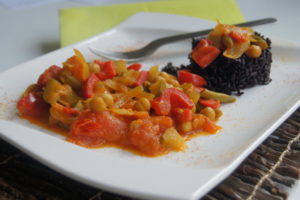 Buntes Gemüsecurry mit schwarzem Reis